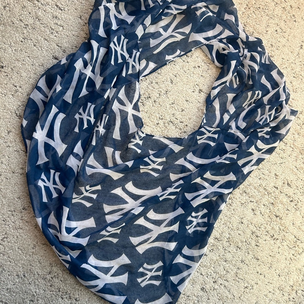 Yankees “Forever MLB” infinity scarf perfect condition- poly- but cotton feel - Picture 11 of 13